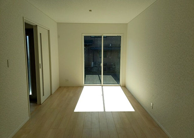 リビングの間取りの種類は大きくわけてリビングとダイニングが別になっているタイプ、リビングダイニング一体型です。どちらも一長一短ですので、家を選ぶ時はその両面をチェックして決めるようにしましょう。