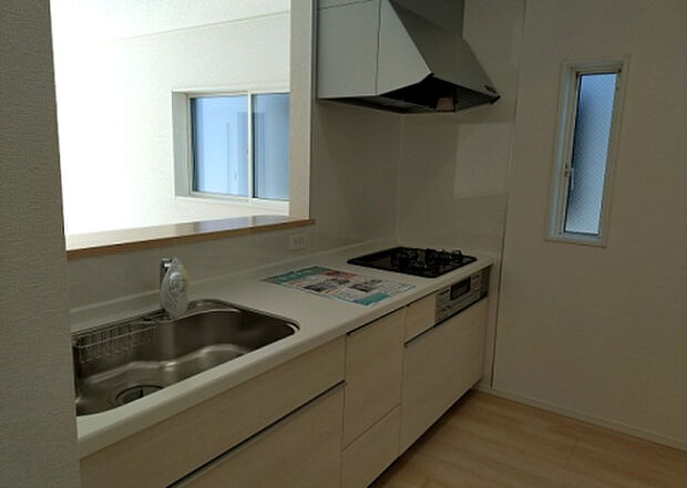 標準的なシステムキッチンの横幅は、165cm~300cm程度です。2100・2400・2550・2700などミリ単位で表記されます。普段どのように料理をするのかを想定しながら合ったサイズを選びましょう