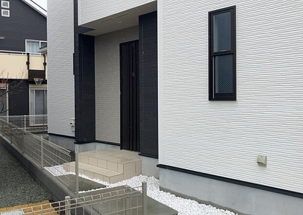 木造住宅とは土台、壁、柱など建築物の強度を支える構造体の材に木が使用されている構造を指します。構造体は建物の自重を支えるだけではなく風圧や水圧、積裁荷重などあらゆる衝撃に耐えるための基礎です。