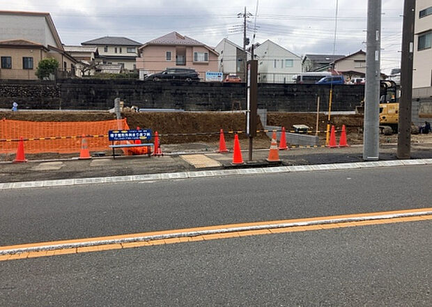 住宅用の土地では前面道路に2m以上接していなければならないと法律で定められています。しかし、お持ちの車のサイズやライフスタイルなどにより、2mでは利便が悪い場合もございますので、事前に確認しましょう。
