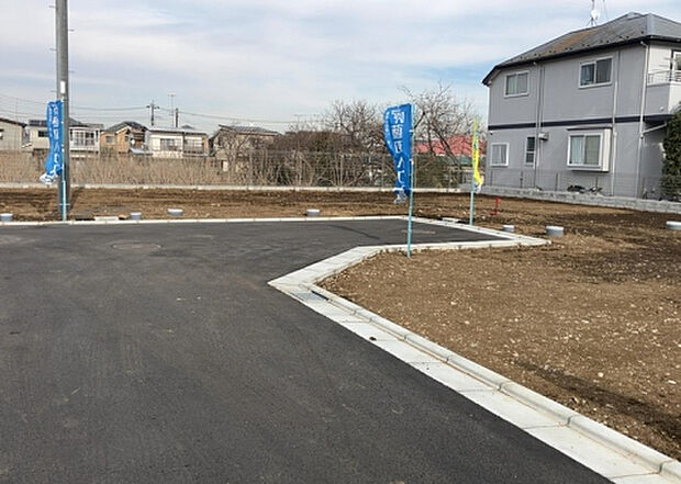 住宅用の土地では前面道路に2m以上接していなければならないと法律で定められています。しかし、お持ちの車のサイズやライフスタイルなどにより、2mでは利便が悪い場合もございますので、事前に確認しましょう。