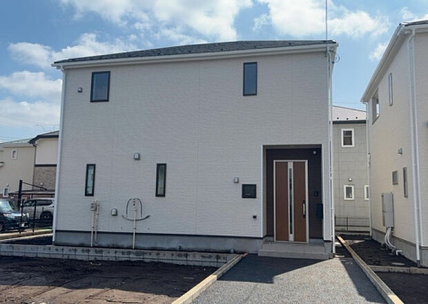 ついに完成致しました！現地をご見学に行く際は、道路の幅や周辺の交通量、施設などをご確認頂くことをおすすめします！物件の流れが早いため、内見をしたい方はお早めに当社営業までお問い合わせ頂きご予約下さい！