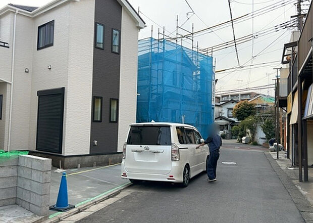 住宅用の土地では前面道路に2m以上接していなければならないと法律で定められています。しかし、お持ちの車のサイズやライフスタイルなどにより、2mでは利便が悪い場合もございますので、事前に確認しましょう。