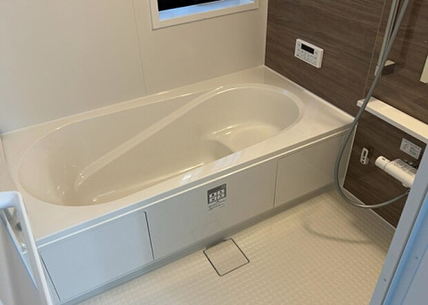 入浴時の快適さも大事なことですが、綺麗な状態を維持できなければ気持ちよく入浴できません。毎日の掃除が楽という点は大事なポイントになります！カビが生えにくく掃除がしやすい、壁や浴槽を選ぶといいでしょう。