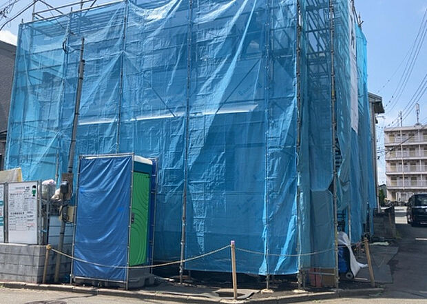 木造住宅とは土台、壁、柱など建築物の強度を支える構造体の材に木が使用されている構造を指します。構造体は建物の自重を支えるだけではなく風圧や水圧、積裁荷重などあらゆる衝撃に耐えるための基礎です。