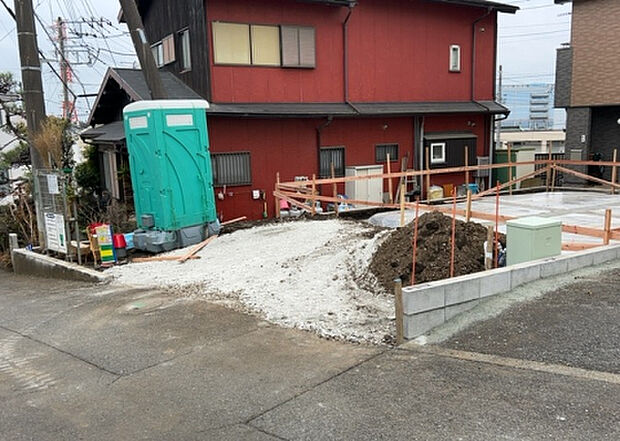 住宅用の土地では前面道路に2m以上接していなければならないと法律で定められています。しかし、お持ちの車のサイズやライフスタイルなどにより、2mでは利便が悪い場合もございますので、事前に確認しましょう。
