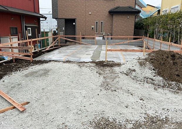 車一台あたりに必要なスペースは、標準サイズの普通自動車で横幅2m50cm、長さ5mは必要になります。ただし、乗降のことも考慮して横幅3m30cm、長さ5m50cmほどは確保できるところを選びましょう。