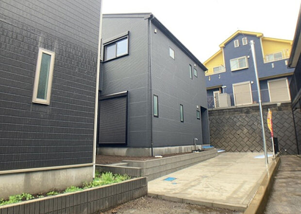 ついに完成致しました！現地をご見学に行く際は、道路の幅や周辺の交通量、施設などをご確認頂くことをおすすめします！物件の流れが早いため、内見をしたい方はお早めに当社営業までお問い合わせ頂きご予約下さい！