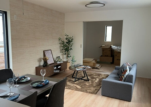 リビングの間取りの種類は大きくわけてリビングとダイニングが別になっているタイプ、リビングダイニング一体型です。どちらも一長一短ですので、家を選ぶ時はその両面をチェックして決めるようにしましょう。