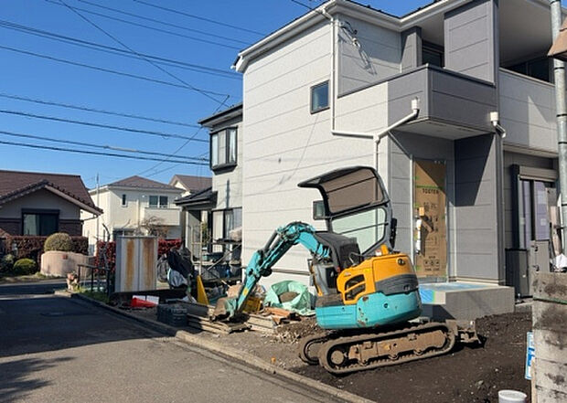 住宅用の土地では前面道路に2m以上接していなければならないと法律で定められています。しかし、お持ちの車のサイズやライフスタイルなどにより、2mでは利便が悪い場合もございますので、事前に確認しましょう。