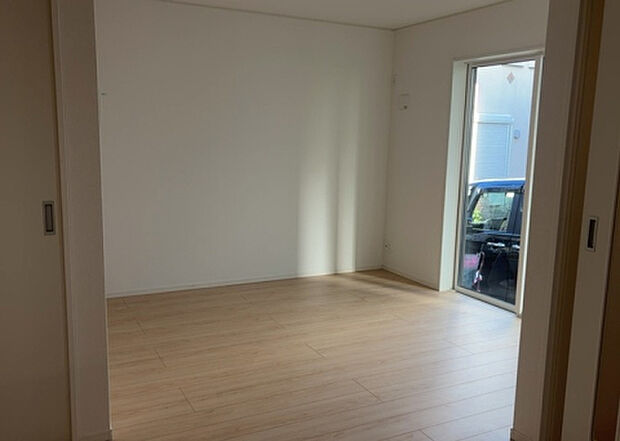 リビングの間取りの種類は大きくわけてリビングとダイニングが別になっているタイプ、リビングダイニング一体型です。どちらも一長一短ですので、家を選ぶ時はその両面をチェックして決めるようにしましょう。