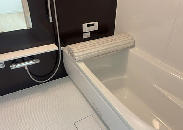 入浴時の快適さも大事なことですが、綺麗な状態を維持できなければ気持ちよく入浴できません。毎日の掃除が楽という点は大事なポイントになります！カビが生えにくく掃除がしやすい、壁や浴槽を選ぶといいでしょう。