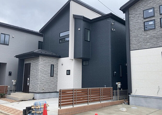 住宅用の土地では前面道路に2m以上接していなければならないと法律で定められています。しかし、お持ちの車のサイズやライフスタイルなどにより、2mでは利便が悪い場合もございますので、事前に確認しましょう。