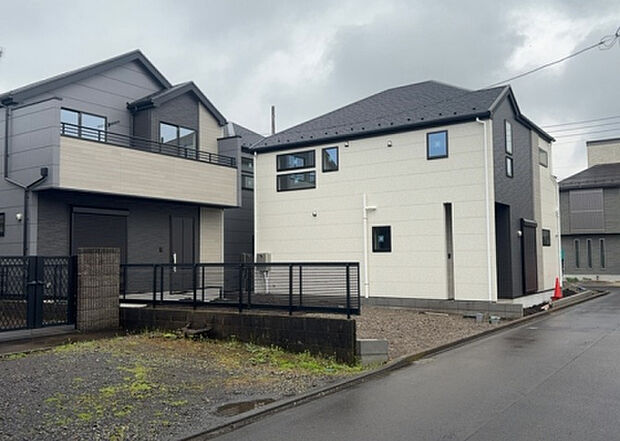 住宅用の土地では前面道路に2m以上接していなければならないと法律で定められています。しかし、お持ちの車のサイズやライフスタイルなどにより、2mでは利便が悪い場合もございますので、事前に確認しましょう。