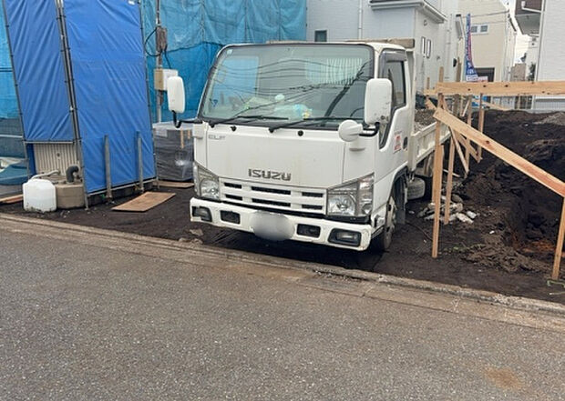 車一台あたりに必要なスペースは、標準サイズの普通自動車で横幅2m50cm、長さ5mは必要になります。ただし、乗降のことも考慮して横幅3m30cm、長さ5m50cmほどは確保できるところを選びましょう。