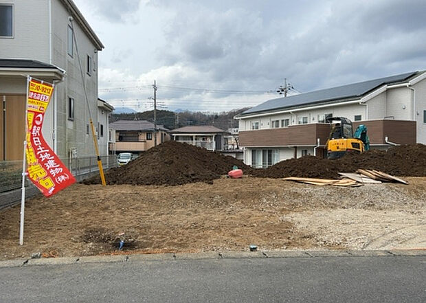 現地をご見学に行く際は、道路の幅や周辺の交通量、施設などをご確認頂くことをおすすめします！ある程度イメージをつけたいという場合は、同売主の施工事例や完成パースもお見せします。