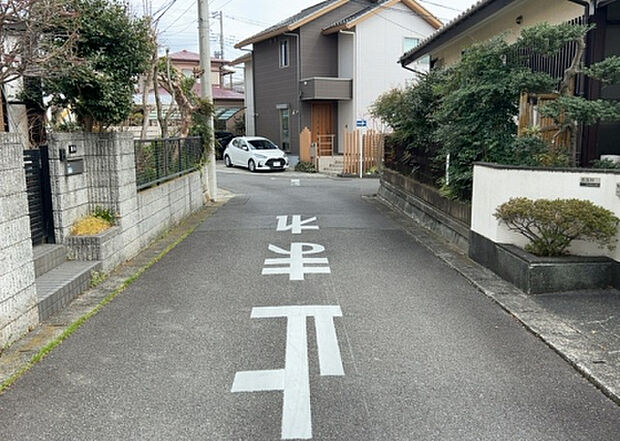 桜や紅葉の名所に出かける人は多いと思いますが、家にいながら季節の移ろいを感じる生活を送りませんか？リビングや窓から見える景色が生活を彩るワンポイントに！現地から見える景色を堪能してみては如何でしょう。