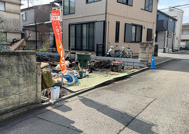 住宅用の土地では前面道路に2m以上接していなければならないと法律で定められています。しかし、お持ちの車のサイズやライフスタイルなどにより、2mでは利便が悪い場合もございますので、事前に確認しましょう。