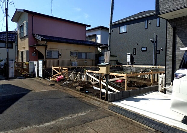住宅用の土地では前面道路に2m以上接していなければならないと法律で定められています。しかし、お持ちの車のサイズやライフスタイルなどにより、2mでは利便が悪い場合もございますので、事前に確認しましょう。