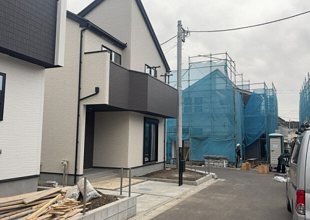 住宅用の土地では前面道路に2m以上接していなければならないと法律で定められています。しかし、お持ちの車のサイズやライフスタイルなどにより、2mでは利便が悪い場合もございますので、事前に確認しましょう。