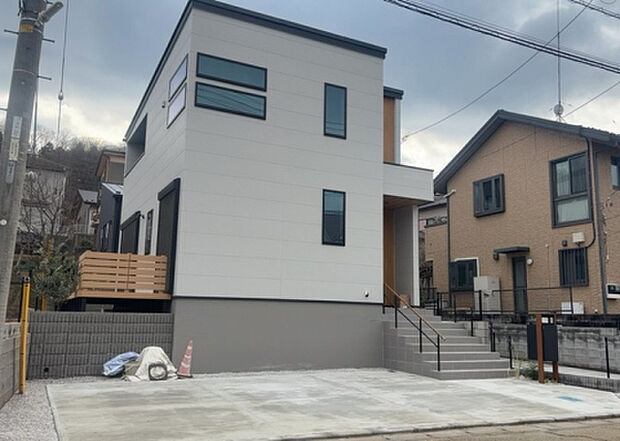 ついに完成致しました!現地をご見学に行く際は、道路の幅や周辺の交通量、施設などをご確認頂くことをおすすめします!物件の流れが早いため、内見をしたい方はお早めに当社営業までお問い合わせ頂きご予約下さい!