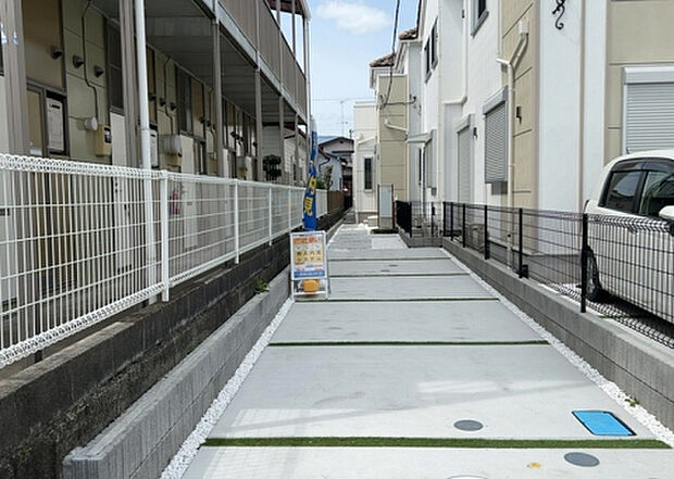 住宅用の土地では前面道路に2m以上接していなければならないと法律で定められています。しかし、お持ちの車のサイズやライフスタイルなどにより、2mでは利便が悪い場合もございますので、事前に確認しましょう。