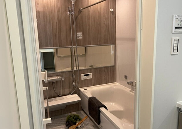 入浴時の快適さも大事なことですが、綺麗な状態を維持できなければ気持ちよく入浴できません。毎日の掃除が楽という点は大事なポイントになります！カビが生えにくく掃除がしやすい、壁や浴槽を選ぶといいでしょう。