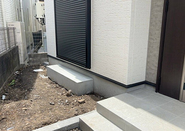 木造住宅とは土台、壁、柱など建築物の強度を支える構造体の材に木が使用されている構造を指します。構造体は建物の自重を支えるだけではなく風圧や水圧、積裁荷重などあらゆる衝撃に耐えるための基礎です。