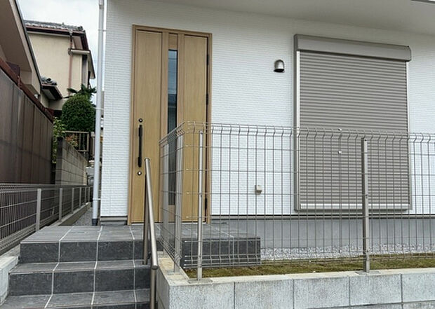 木造住宅とは土台、壁、柱など建築物の強度を支える構造体の材に木が使用されている構造を指します。構造体は建物の自重を支えるだけではなく風圧や水圧、積裁荷重などあらゆる衝撃に耐えるための基礎です。