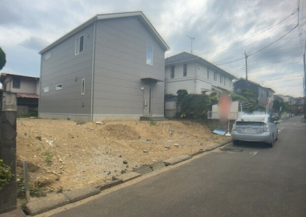 住宅用の土地では前面道路に2m以上接していなければならないと法律で定められています。しかし、お持ちの車のサイズやライフスタイルなどにより、2mでは利便が悪い場合もございますので、事前に確認しましょう。