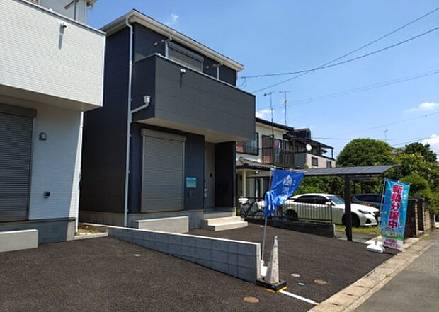 住宅用の土地では前面道路に2m以上接していなければならないと法律で定められています。しかし、お持ちの車のサイズやライフスタイルなどにより、2mでは利便が悪い場合もございますので、事前に確認しましょう。
