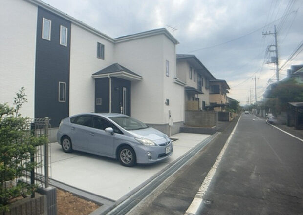 住宅用の土地では前面道路に2m以上接していなければならないと法律で定められています。しかし、お持ちの車のサイズやライフスタイルなどにより、2mでは利便が悪い場合もございますので、事前に確認しましょう。