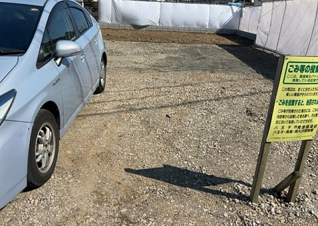 車一台あたりに必要なスペースは、標準サイズの普通自動車で横幅2m50cm、長さ5mは必要になります。ただし、乗降のことも考慮して横幅3m30cm、長さ5m50cmほどは確保できるところを選びましょう。
