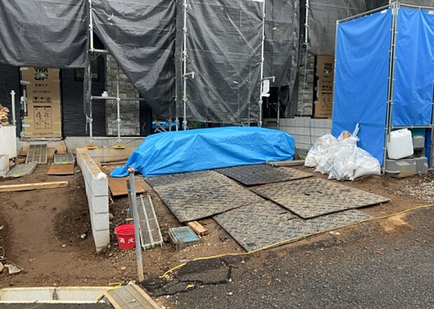 車一台あたりに必要なスペースは、標準サイズの普通自動車で横幅2m50cm、長さ5mは必要になります。ただし、乗降のことも考慮して横幅3m30cm、長さ5m50cmほどは確保できるところを選びましょう。