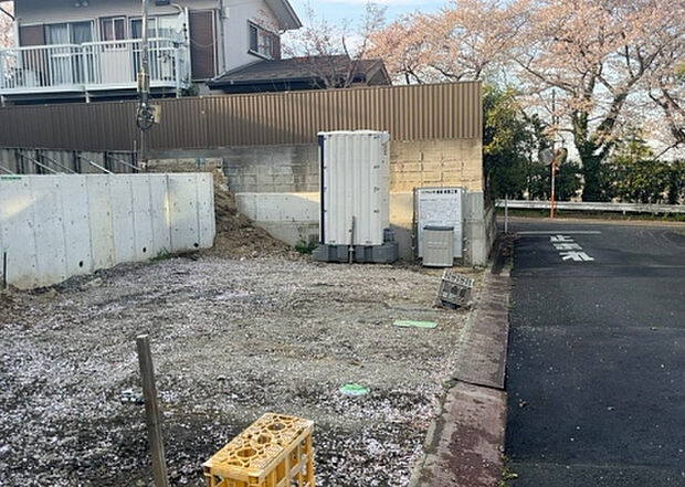 住宅用の土地では前面道路に2m以上接していなければならないと法律で定められています。しかし、お持ちの車のサイズやライフスタイルなどにより、2mでは利便が悪い場合もございますので、事前に確認しましょう。