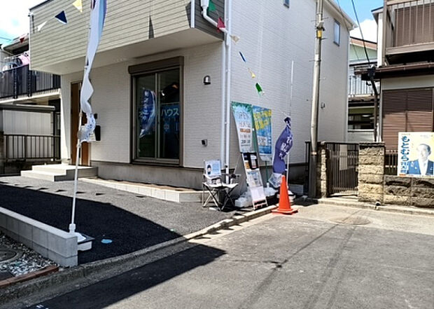 住宅用の土地では前面道路に2m以上接していなければならないと法律で定められています。しかし、お持ちの車のサイズやライフスタイルなどにより、2mでは利便が悪い場合もございますので、事前に確認しましょう。