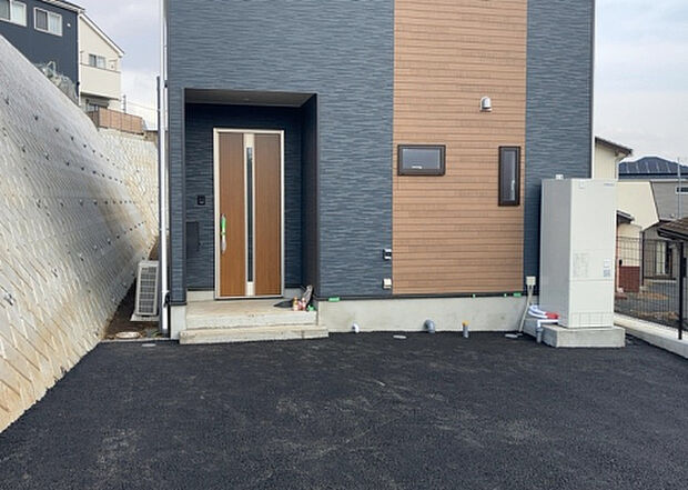 木造住宅とは土台、壁、柱など建築物の強度を支える構造体の材に木が使用されている構造を指します。構造体は建物の自重を支えるだけではなく風圧や水圧、積裁荷重などあらゆる衝撃に耐えるための基礎です。