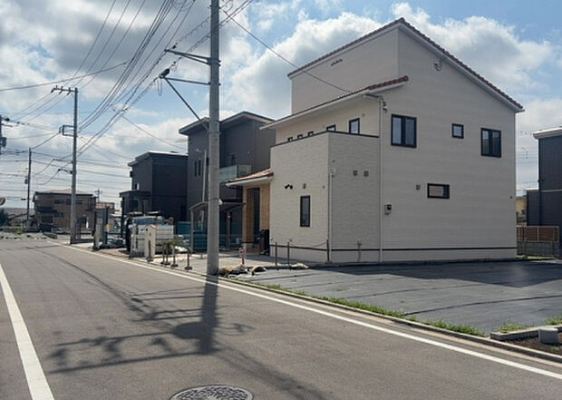 住宅用の土地では前面道路に2m以上接していなければならないと法律で定められています。しかし、お持ちの車のサイズやライフスタイルなどにより、2mでは利便が悪い場合もございますので、事前に確認しましょう。