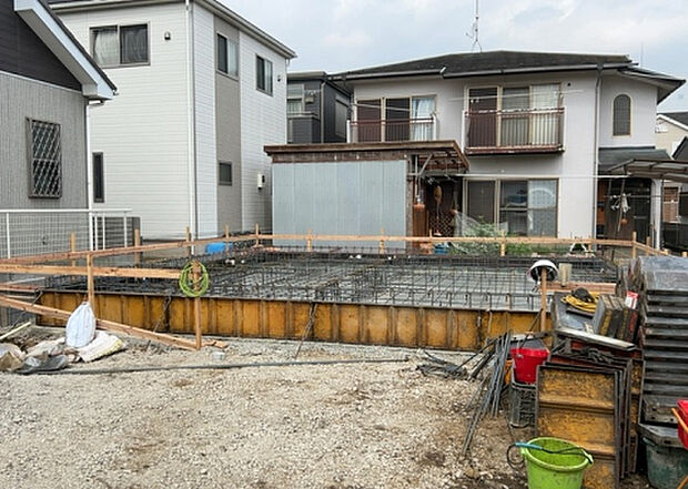 木造住宅とは土台、壁、柱など建築物の強度を支える構造体の材に木が使用されている構造を指します。構造体は建物の自重を支えるだけではなく風圧や水圧、積裁荷重などあらゆる衝撃に耐えるための基礎です。