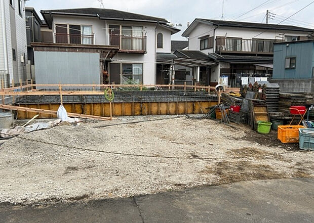 車一台あたりに必要なスペースは、標準サイズの普通自動車で横幅2m50cm、長さ5mは必要になります。ただし、乗降のことも考慮して横幅3m30cm、長さ5m50cmほどは確保できるところを選びましょう。