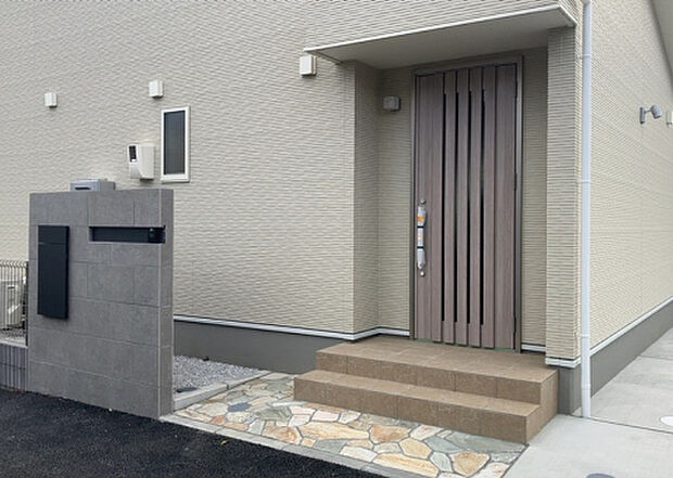 木造住宅とは土台、壁、柱など建築物の強度を支える構造体の材に木が使用されている構造を指します。構造体は建物の自重を支えるだけではなく風圧や水圧、積裁荷重などあらゆる衝撃に耐えるための基礎です。