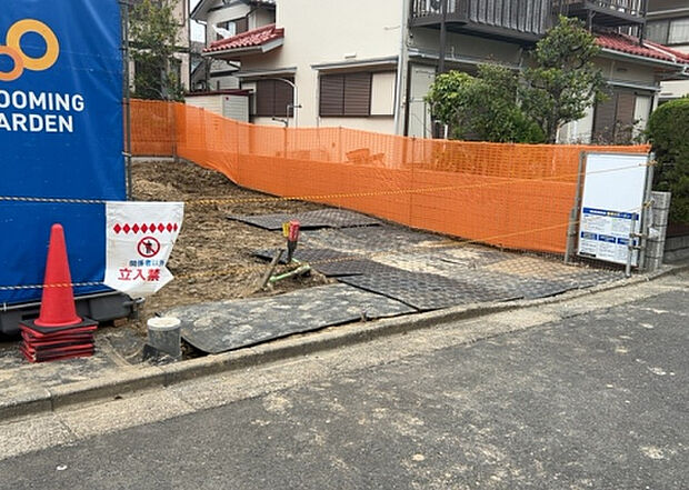 車一台あたりに必要なスペースは、標準サイズの普通自動車で横幅2m50cm、長さ5mは必要になります。ただし、乗降のことも考慮して横幅3m30cm、長さ5m50cmほどは確保できるところを選びましょう。