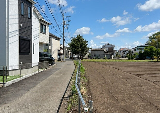 桜や紅葉の名所に出かける人は多いと思いますが、家にいながら季節の移ろいを感じる生活を送りませんか?リビングや窓から見える景色が生活を彩るワンポイントに!現地から見える景色を堪能してみては如何でしょう。