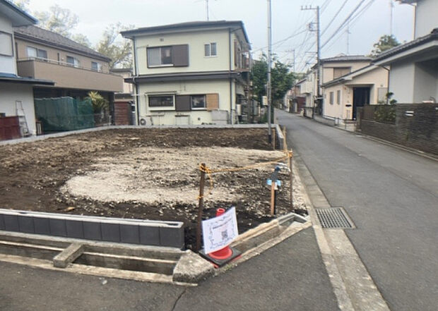 住宅用の土地では前面道路に2m以上接していなければならないと法律で定められています。しかし、お持ちの車のサイズやライフスタイルなどにより、2mでは利便が悪い場合もございますので、事前に確認しましょう。