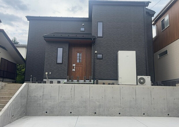ついに完成致しました!現地をご見学に行く際は、道路の幅や周辺の交通量、施設などをご確認頂くことをおすすめします!物件の流れが早いため、内見をしたい方はお早めに当社営業までお問い合わせ頂きご予約下さい!