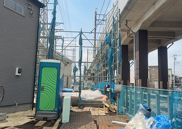 木造住宅とは土台、壁、柱など建築物の強度を支える構造体の材に木が使用されている構造を指します。構造体は建物の自重を支えるだけではなく風圧や水圧、積裁荷重などあらゆる衝撃に耐えるための基礎です。