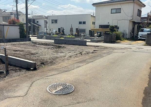 住宅用の土地では前面道路に2m以上接していなければならないと法律で定められています。しかし、お持ちの車のサイズやライフスタイルなどにより、2mでは利便が悪い場合もございますので、事前に確認しましょう。