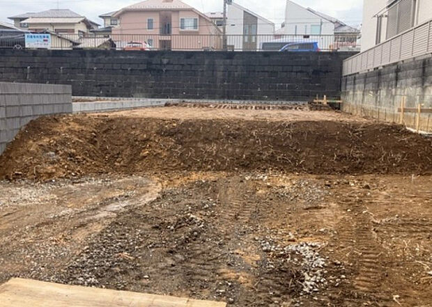 木造住宅とは土台、壁、柱など建築物の強度を支える構造体の材に木が使用されている構造を指します。構造体は建物の自重を支えるだけではなく風圧や水圧、積裁荷重などあらゆる衝撃に耐えるための基礎です。