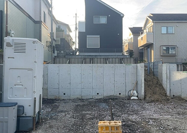 現地をご見学に行く際は、道路の幅や周辺の交通量、施設などをご確認頂くことをおすすめします!ある程度イメージをつけたいという場合は、同売主の施工事例や完成パースもお見せします。