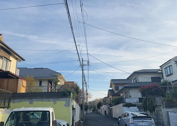 桜や紅葉の名所に出かける人は多いと思いますが、家にいながら季節の移ろいを感じる生活を送りませんか?リビングや窓から見える景色が生活を彩るワンポイントに!現地から見える景色を堪能してみては如何でしょう。